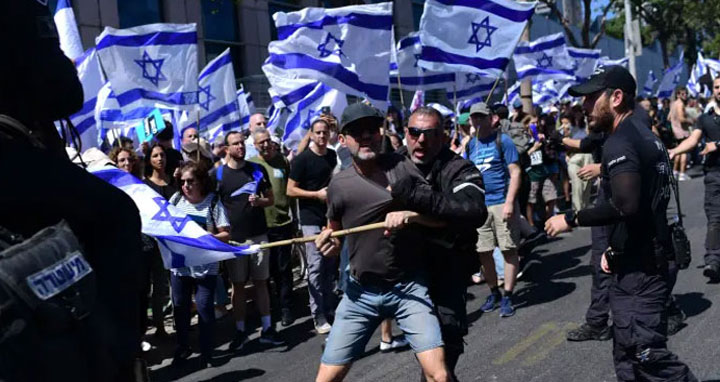 নেতানিয়াহুর বিরুদ্ধে ইসরায়েলে ব্যাপক বিক্ষোভ, গ্রেপ্তার ৭৩