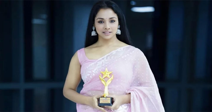 সেরা অভিনেত্রীর পুরস্কার পেলেন রুনা খান