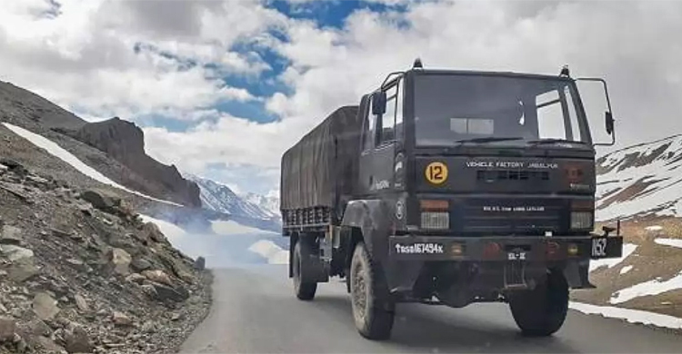 লাদাখে রাস্তা থেকে ছিটকে নদীতে ট্রাক, ৯ সেনা নিহত