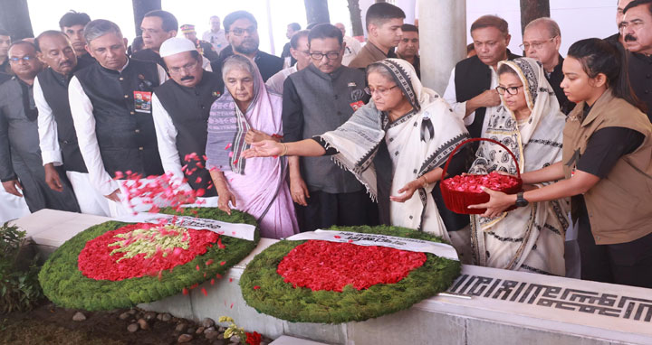 ১৫ আগস্ট নিহত স্বজনদের কবরে প্রধানমন্ত্রীর শ্রদ্ধা