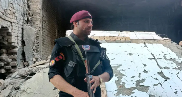 পাকিস্তানে আত্মঘাতী বোমা হামলায় নিহত ৯ সেনা