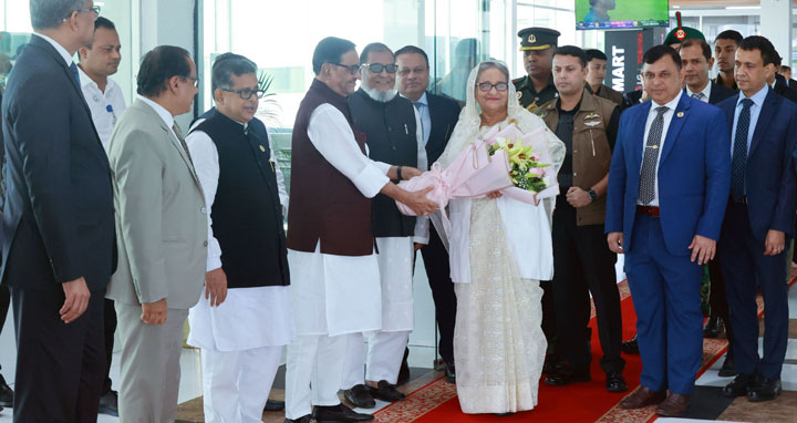 দেশে ফিরেছেন প্রধানমন্ত্রী