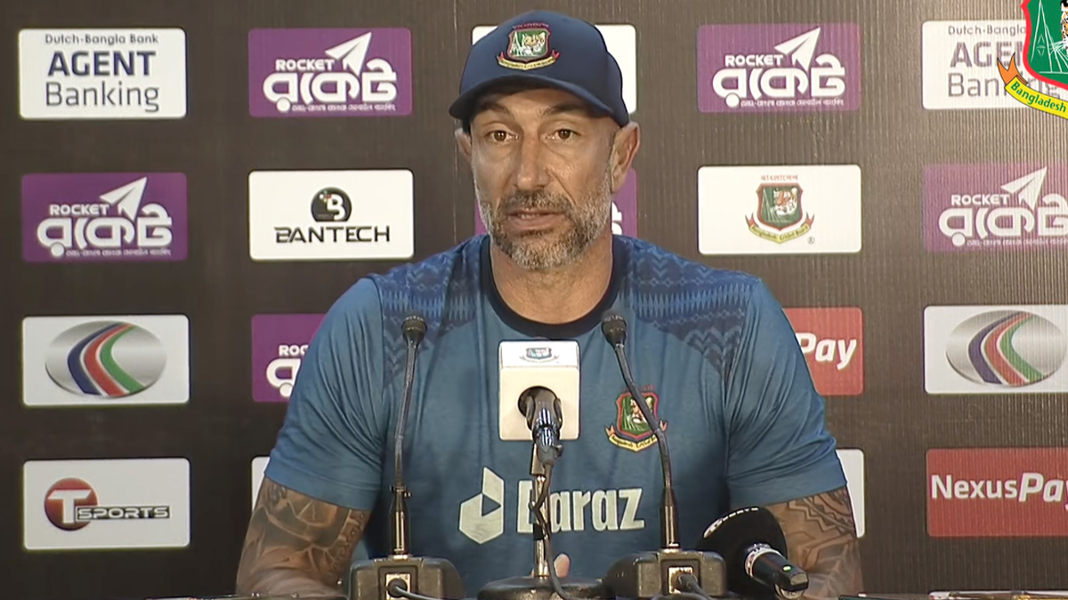 মিরপুরের উইকেট প্রসঙ্গে গামিনিকে টানলেন পোথাস