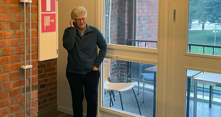 নোবেল কমিটির ফোনকল পেয়ে অ্যানি বললেন, ‘আমি ব্যস্ত, ক্লাস নিচ্ছি’!