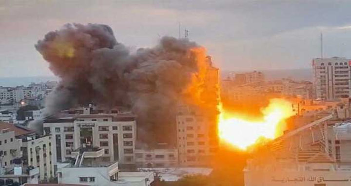 প্রতিশোধের হামলায় জ্বলছে গাজা, ঘর ছেড়ে পালাচ্ছে মানুষ