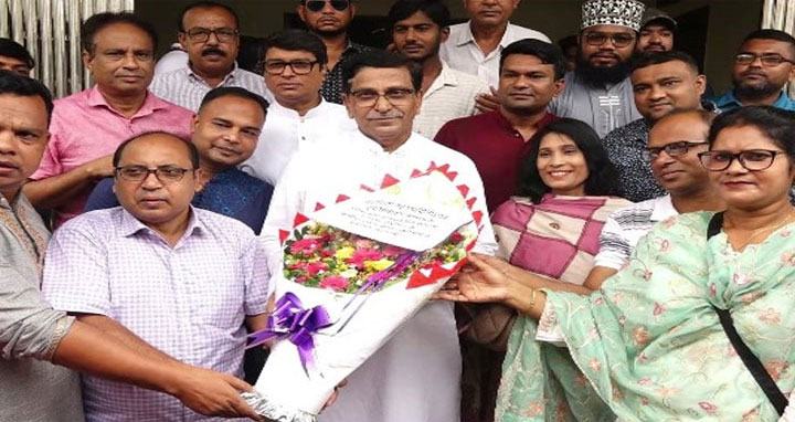 খালেদা জিয়ার চিকিৎসা নিয়ে বিএনপি রাজনীতি করতে চায় : হানিফ