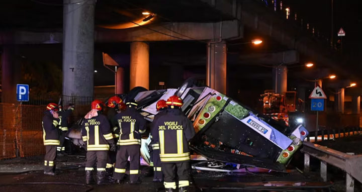 ইতালিতে ফ্লাইওভার থেকে নিচে পড়ে বাসে আগুন, নিহত ২১