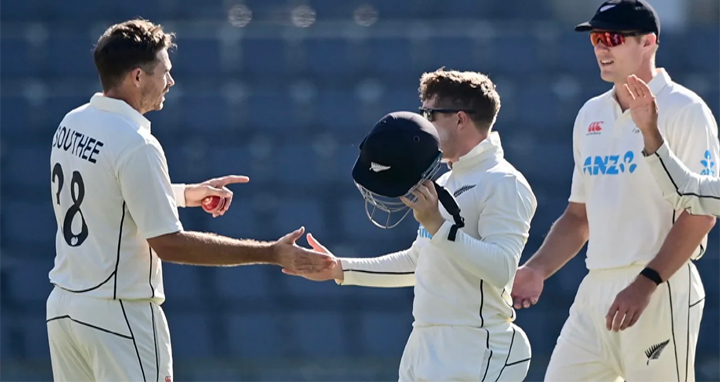 ২য় দিনের শুরুতেই অলআউট বাংলাদেশ