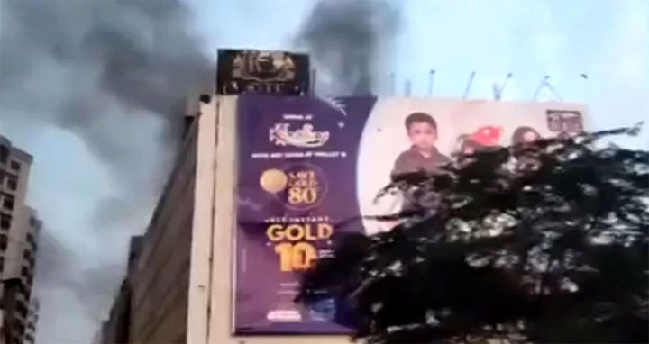 পাকিস্তানে শপিংমলে আগুন : নিহত ১১