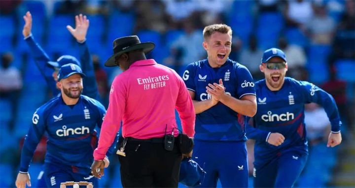 কারেনের ম্যাচসেরা বোলিংয়ে ঘুরে দাঁড়িয়েছে ইংল্যান্ড