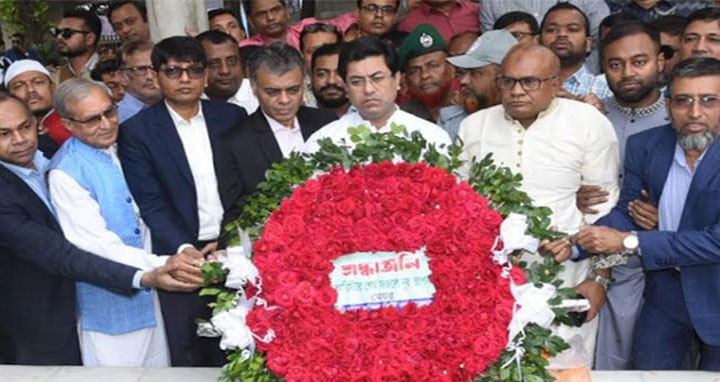 জন্মদিনে বাবার কবরে শ্রদ্ধাঞ্জলি অর্পণ মেয়র তাপসের