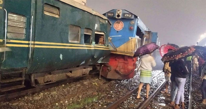 তেজগাঁওয়ে ক্রেনের আঘাতে লাইনচ্যুত ট্রেন, রেল যোগাযোগ বন্ধ