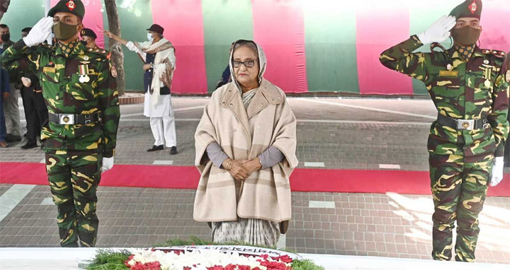 টুঙ্গিপাড়ায় বঙ্গবন্ধুর সমাধিতে প্রধানমন্ত্রীর শ্রদ্ধা