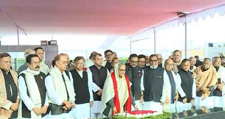 বঙ্গবন্ধুর প্রতিকৃতিতে নতুন মন্ত্রিসভার শ্রদ্ধা