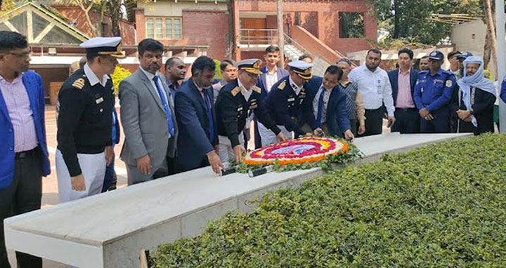 বঙ্গবন্ধুর সমাধিতে পায়রা বন্দরের নতুন চেয়ারম্যানের শ্রদ্ধা