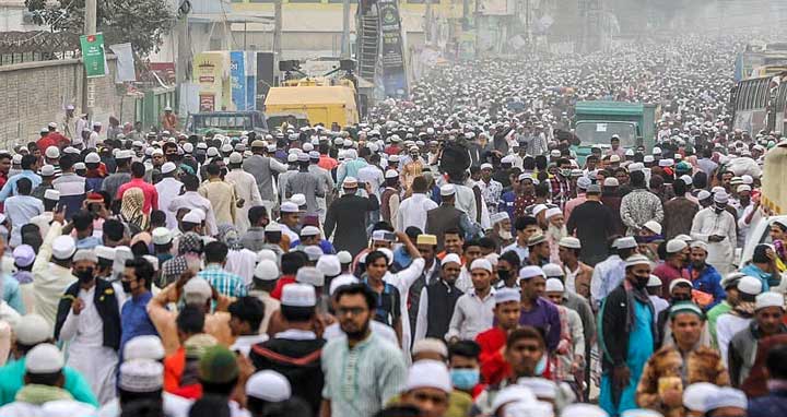 আখেরি মোনাজাত শেষে সড়কে মানুষের স্রোত