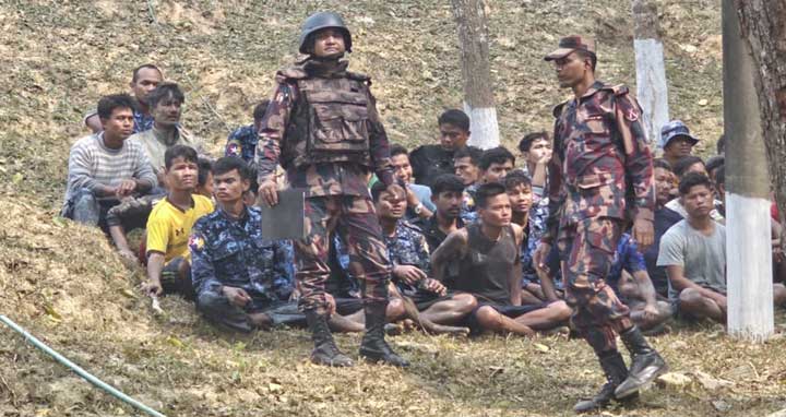 বিজিপি সদস্যদের ফেরত পাঠাতে মিয়ানমারকে জাহাজ পাঠানোর অনুমতি দেয়নি বাংলাদেশ