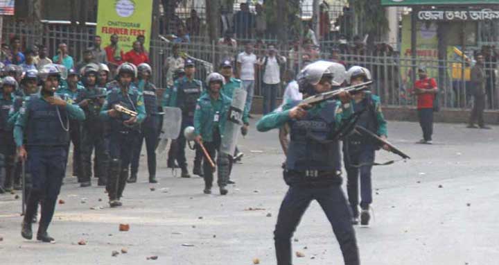 ফুটপাত পুনর্দখল ঠেকাতে বাধার মুখে পুলিশ, সংঘর্ষে আহত ১৪