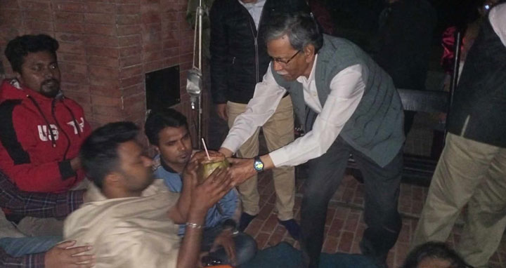 ৮০ ঘণ্টা পর অনশন ভাঙলেন জাবি ছাত্রলীগের ২ নেতা