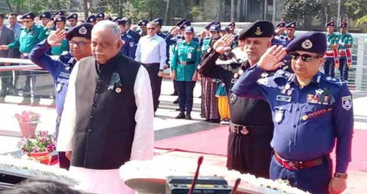 পুলিশ মেমোরিয়ালের বেদিতে স্বরাষ্ট্রমন্ত্রী-আইজিপির শ্রদ্ধা