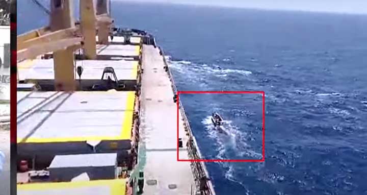 জিম্মি জাহাজে উঠল আরও সশস্ত্র জলদস্যু