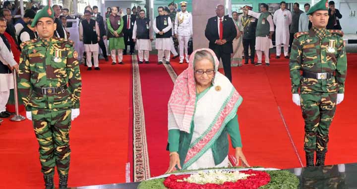 বঙ্গবন্ধুর প্রতিকৃতিতে প্রধানমন্ত্রীর শ্রদ্ধা