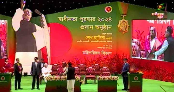 ১০ বিশিষ্টজনের হাতে স্বাধীনতা পুরস্কার তুলে দিলেন প্রধানমন্ত্রী
