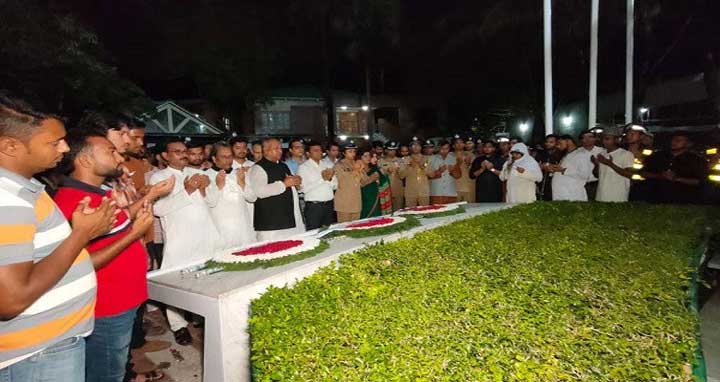 টুঙ্গিপাড়ায় স্বাধীনতা দিবস উপলক্ষে জাতির পিতার সমাধিতে শ্রদ্ধা নিবেদন