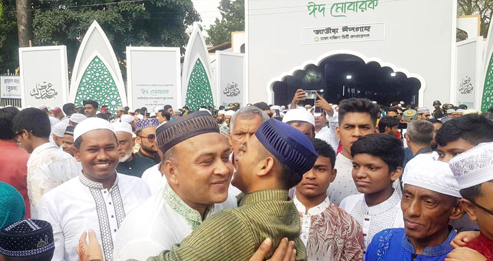 ধর্মীয় ভাবগাম্ভীর্য ও উদ্দীপনায় উদযাপিত হচ্ছে পবিত্র ঈদুল ফিতর