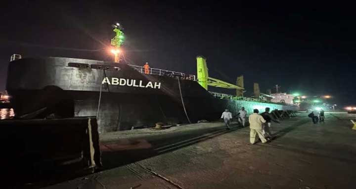 ২৩ নাবিকসহ আমিরাতের আল-হামরিয়া বন্দরে ভিড়ল এমভি আবদুল্লাহ