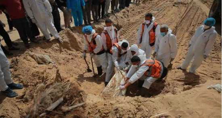 গাজায় গণকবরে মিলল ৪০০ মরদেহ