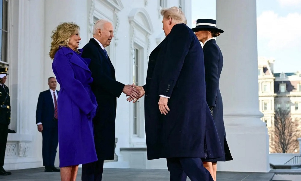 হোয়াইট হাউসে ট্রাম্প, স্বাগত জানালেন বাইডেন