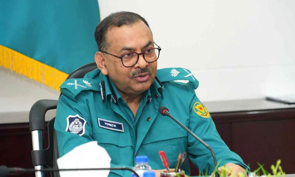 থানা থেকে পালিয়ে যাওয়া ওসি ‘সম্ভবত’ ভারতে চলে গেছেন : ডিএমপি কমিশনার