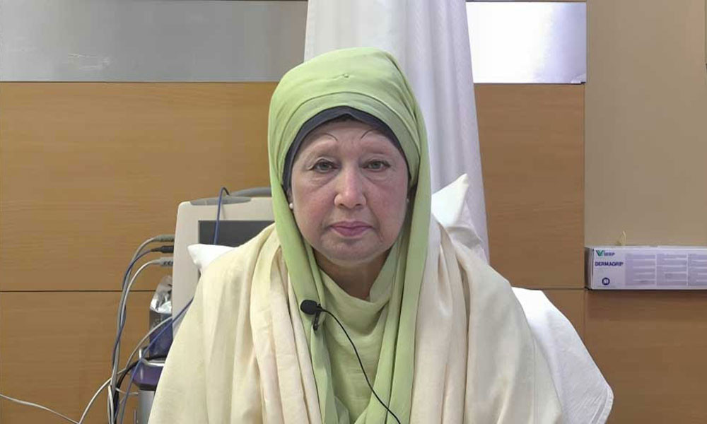 ৯ গোলের ম্যাচে জয় নির্ধারিত হয়েছে যোগ করা সময়ে। পেনাল্টি, আত্মঘাতি গোল, লাল কার্ডের মহানাটকীয় ম্যাচটি বার্সেলোনা জিতেছে ৫–৪ ব্যবধানে। অথচ ম্যাচের শুরুর চিত্র ছিল ভিন্ন। শুরুর ৩০ মিনিটে ভাঙ্গেলিস পাভলিদিসের হ্যাটট্রিকে ৩–১ গোলে এগিয়ে গিয়েছিল বেনফিকাই। একসময় মনে হচ্ছিল বার্সেলোনার বিপক্ষে স্মরণীয় এক জয়ই পেতে যাচ্ছে পর্তুগিজ ক্লাবটি।  কিন্তু দ্বিতীয়ার্ধে রূপকথার গল্প লিখে ঘুরে দাঁড়ায় বার্সেলোনা। ৬৪ মিনিটে রাফিনিয়া ৩-২ করার মিনিট চারেক পর আত্নঘাতী গোলে আবারও পিছিয়ে পড়ে বার্সা। এর পরই মূলত ঘুরে দাঁড়ায় কাতালানরা। ৭৮ মিনিটে লামিনে ইয়ামালের আদায় করা পেনাল্টি থেকে গোল করে বার্সাকে ম্যাচে ফেরান লেভানদোস্কি। ৮৬তম মিনিটে এরিক র্সিয়া সমতা টানার পর রাফিনিয়ার শেষের জাদু-বেনফিকা ৪–৫ বার্সেলোনা।  জয়সূচক গোল করে ম্যাচ শেষে রাফিনহা মুভিস্টারকে বলেন, ‘আমরা জানতাম এটি একটি কঠিন ম্যাচ হবে। আমি জানি তাদের মাঠে বেনফিকার বিরুদ্ধে খেলাটা কতটা কঠিন। তাদের খেলোয়াড়রা অত্যন্ত উচ্চমানের। তবে আমরা ৩-১ গোলে পিছিয়ে পড়ার পরও হাল ছাড়িনি। এটি একটি দুর্দান্ত ম্যাচ ছিল। এখানে যেকোনো দলই জিততে পারত।’  ম্যাচ জয়ের পর বার্সেলোনার কোচ ফ্লিক বলেছেন, ‘পাগলাটে ম্যাচ ছিল। সবচেয়ে পজিটিভ দিক ছিল আমাদের মানসিকতা। আমরা ফিরে এসেছি এবং এটা দারুণ। ফুটবল এমনই, এবং এজন্যই আমরা এটি ভালোবাসি ‘  ‘আমি মনে করি না আমি কখনো এমন একটি প্রত্যাবর্তন দেখেছি। এটি অবিশ্বাস্য।’—যোগ করেন ফ্লিক।  চ্যাম্পিয়নস লিগ ইতিহাসে এ নিয়ে মাত্র দ্বিতীয়বার কোনো দল ৪ গোল খেয়েও ম্যাচ জিতল। প্রথমবার এমনটা হয়েছিল ২০১৬ সালের নভেম্বরে, লেগিয়া ওয়ারশকে ৮–৪ গোলে হারিয়েছিল বরুসিয়া ডর্টমুন্ড।  এ জয়ে সরাসরি শেষ ষোলোতে খেলাও নিশ্চিত হলো হান্সি ফ্লিকের দলের।