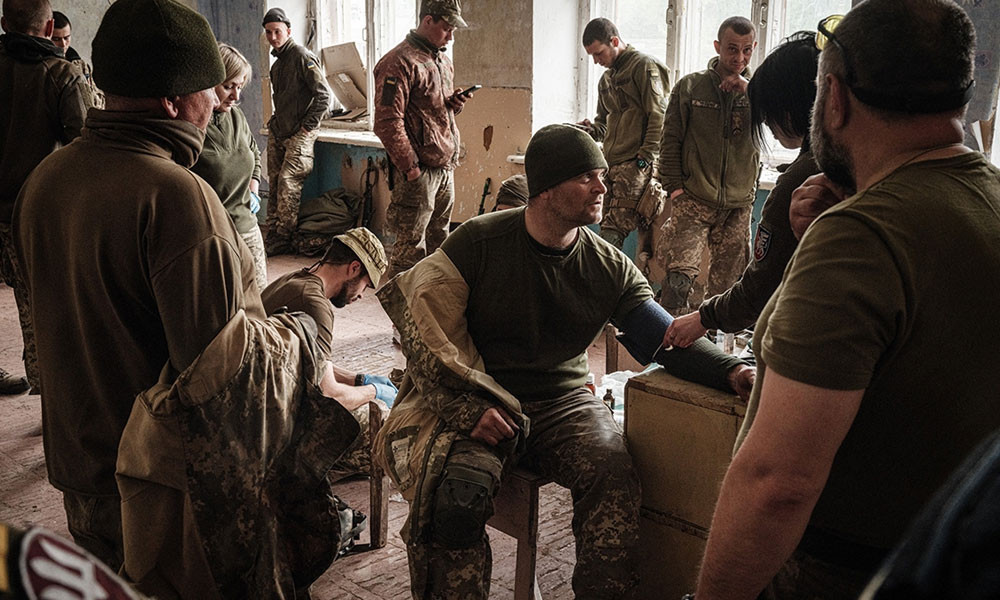 যুদ্ধে নিহত শত শত সেনার মরদেহ গ্রহণ করেছে কিয়েভ