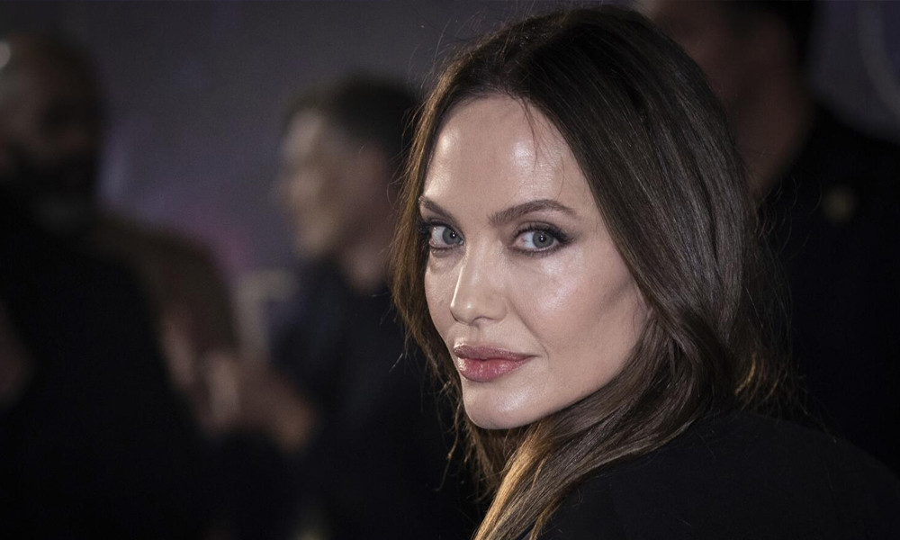 বিচ্ছেদ ভুলতে চিরতরে হলিউড ছাড়তে চান অ্যাঞ্জেলিনা জোলি!