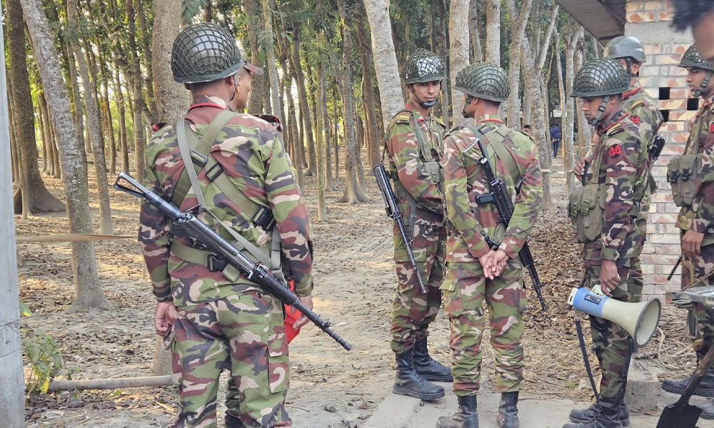 যৌথ বাহিনীর অভিযানে কলাবাগানে মিলল হ্যান্ড গ্রেনেড