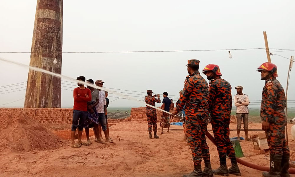 ইটভাটায় ঢেলে দেওয়া হলো ফায়ার সার্ভিসের পানি