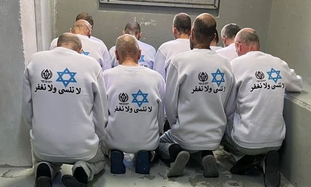 ইসরায়েলি কর্তৃপক্ষের পরানো টি-শার্ট পোড়ালেন ফিলিস্তিনিরা