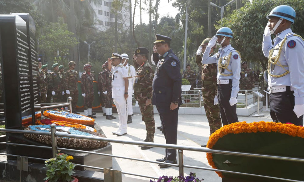 সামরিক কবরস্থানে স্বরাষ্ট্র উপদেষ্টা ও তিন বাহিনী প্রধানের শ্রদ্ধা