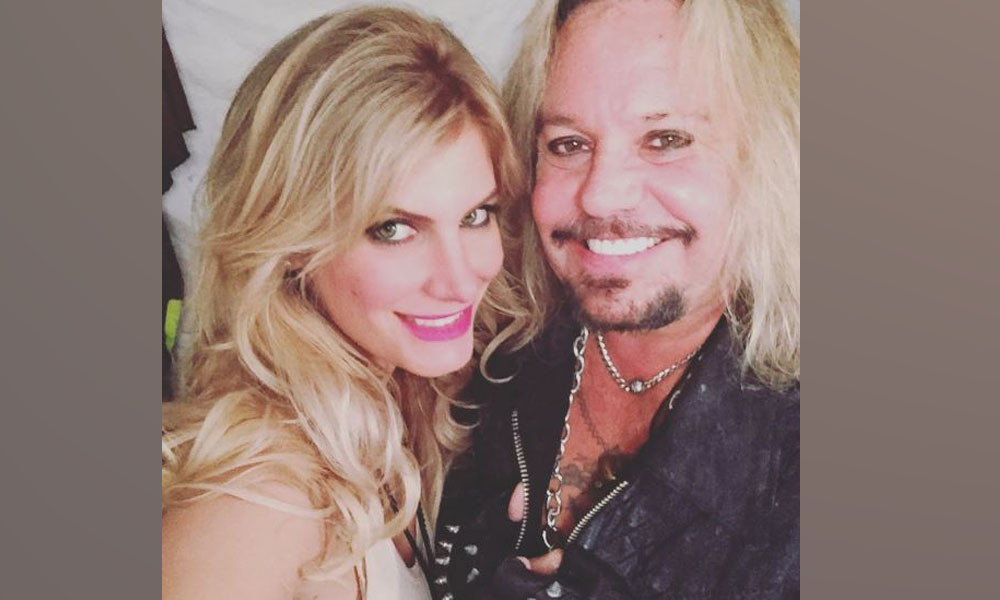 আছড়ে পড়া সেই প্লেনটি মার্কিন রকস্টারের, পাঁজর ভাঙল প্রেমিকার