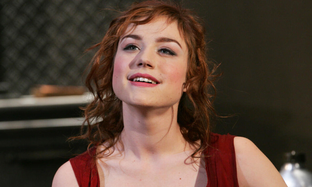 চলে গেলেন কানজয়ী অভিনেত্রী এমিলি ডেকুয়েন