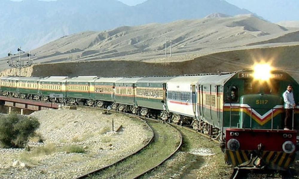 পাকিস্তানে ট্রেনে হামলা, ৪৫০ যাত্রী জিম্মি