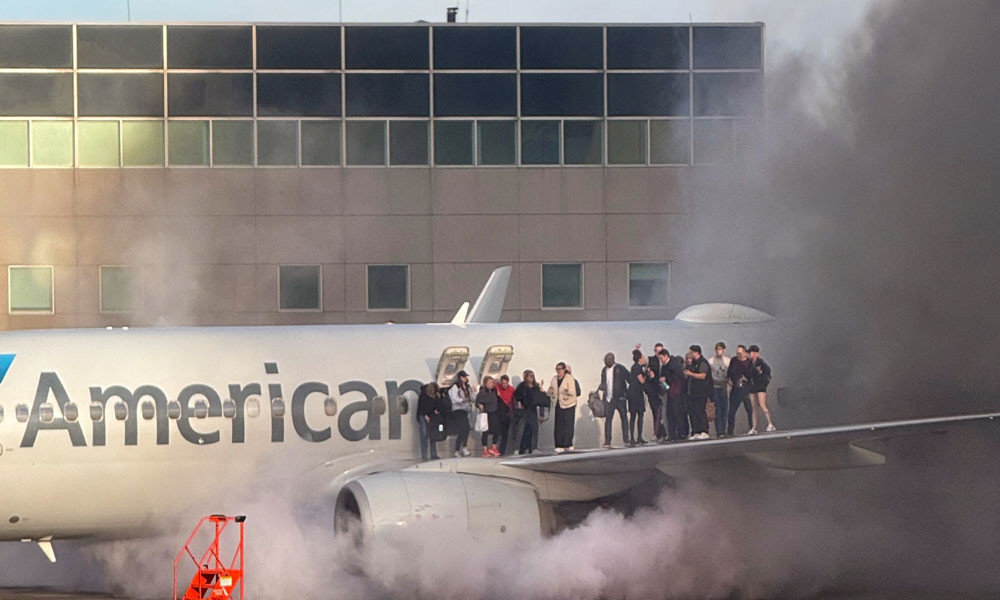 এবার আমেরিকান এয়ারলাইনসের ফ্লাইটে আগুন, ডানা দিয়ে নামলেন যাত্রীরা