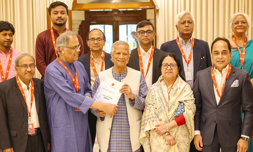 প্রধান উপদেষ্টার কাছে প্রতিবেদন জমা দিয়েছে গণমাধ্যম সংস্কার কমিশন