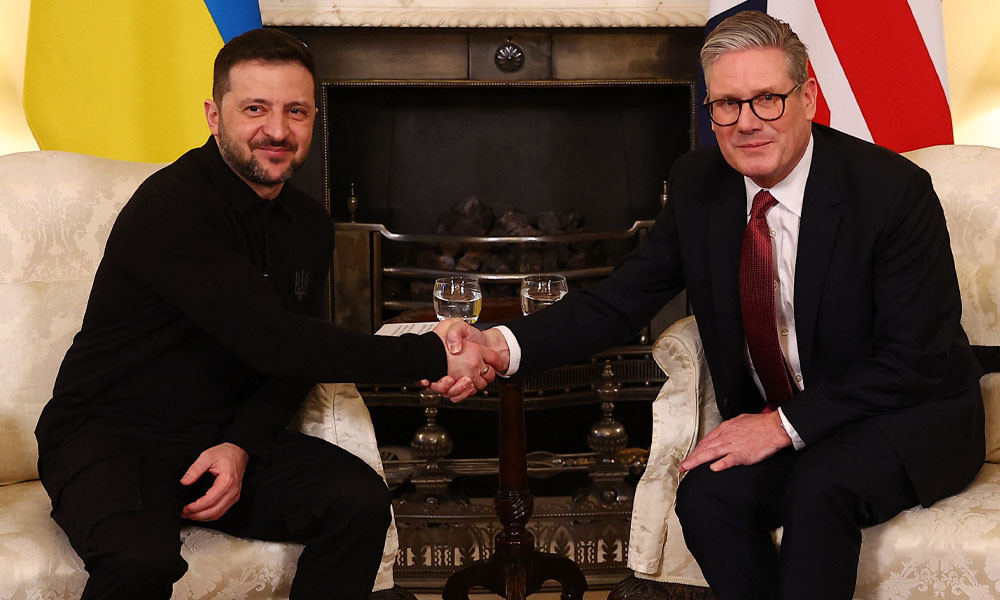 জেলেনস্কিকে জড়িয়ে ধরলেন স্টারমার, দিলেন ২.৮৪ বিলিয়ন ডলার