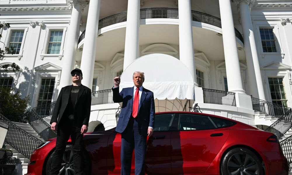 টেসলা গাড়ি কিনলেও রাস্তায় চালাতে পারবেন না ট্রাম্প