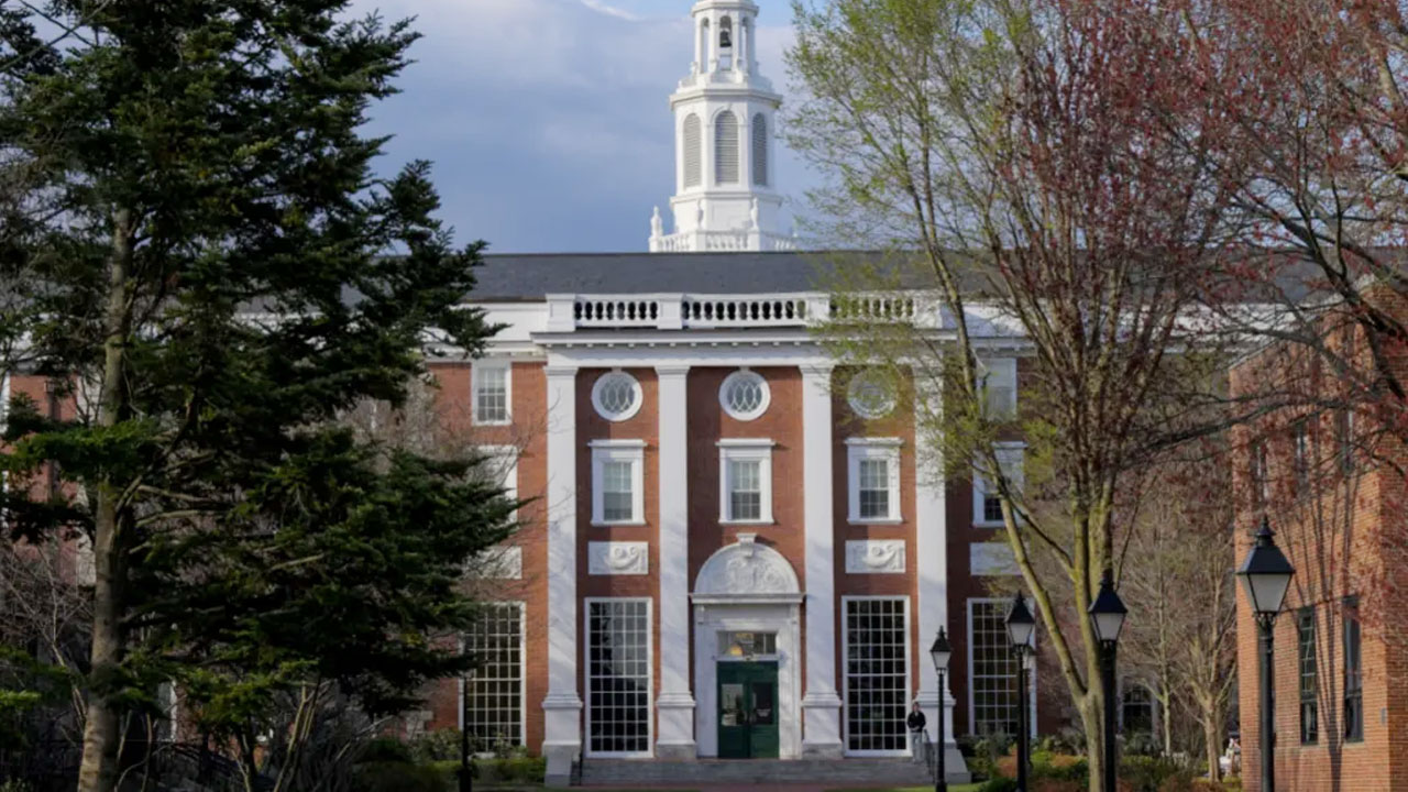 হার্ভার্ডের বিরুদ্ধে অর্থ বন্ধে ট্রাম্প প্রশাসনের পদক্ষেপে মামলা