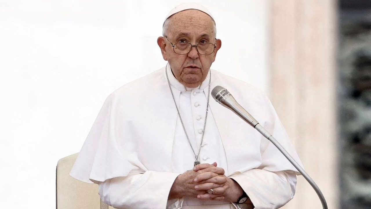 মস্তিষ্কে রক্তক্ষরণ ও হৃদরোগে মারা গেছেন পোপ, চলে গিয়েছিলেন কোমায়