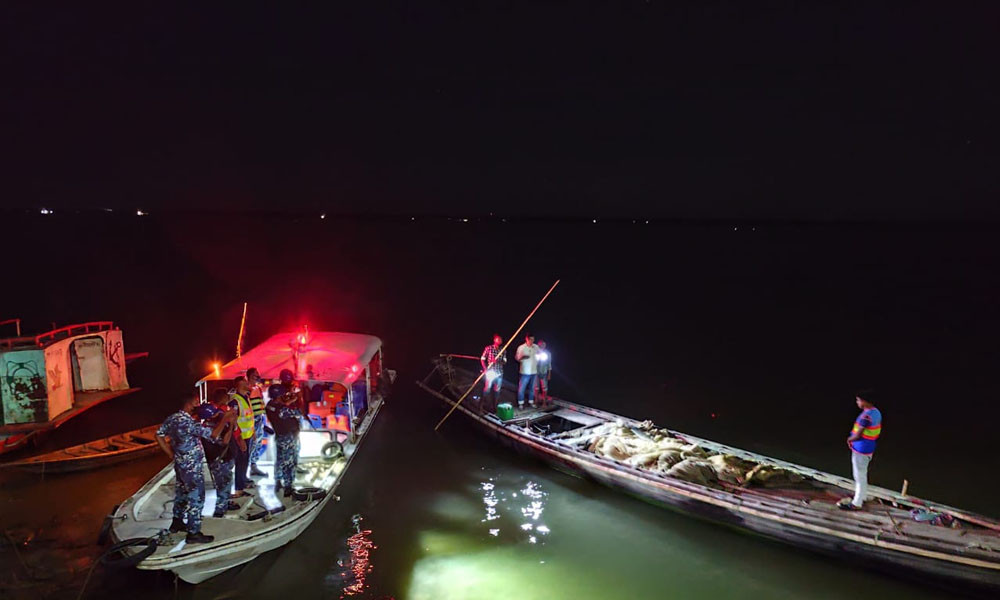 কোস্ট গার্ডের জাটকা সংরক্ষণ অভিযানে জেলেদের হামলা, আহত ১
